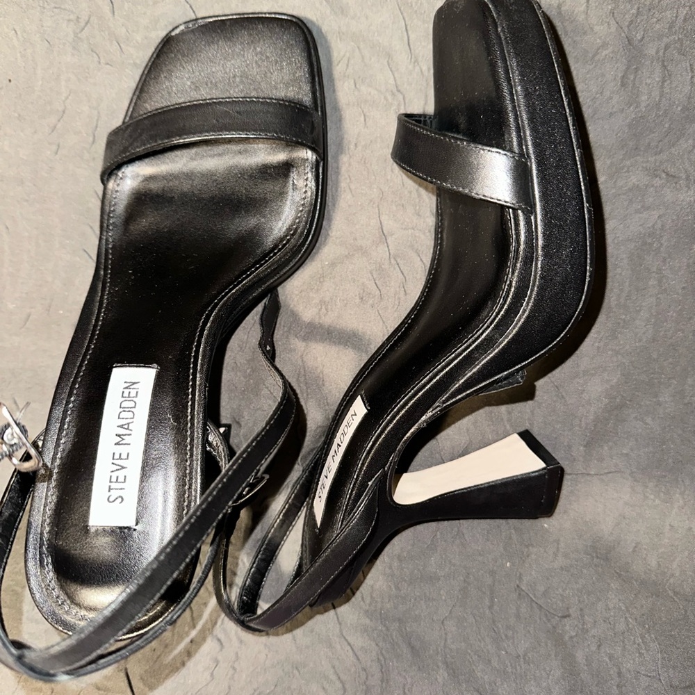 SOLLLLDDD 
Steve Madden Sleek Black Heels